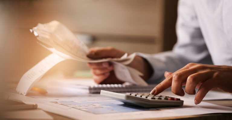 Empresários e contadores analisando gráficos financeiros sobre tributação de dividendos.