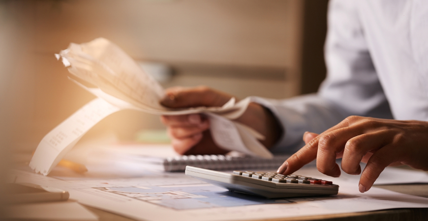 Empresários e contadores analisando gráficos financeiros sobre tributação de dividendos.