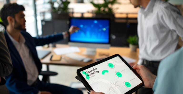 Empresários usando ferramentas de contabilidade digital para startups durante reunião financeira