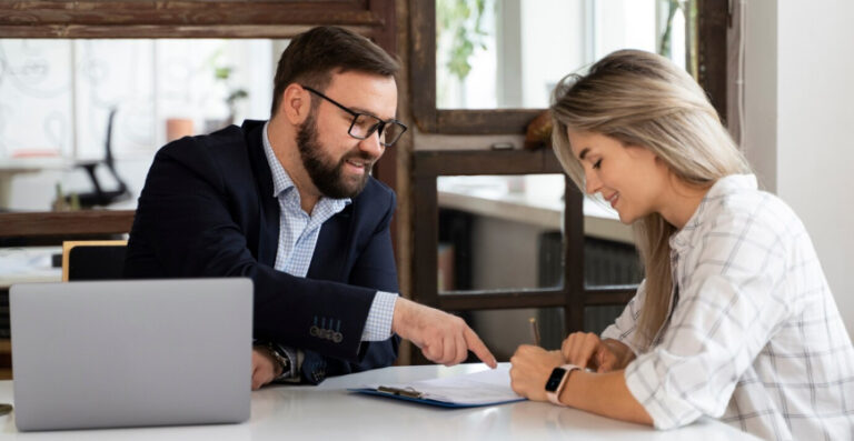 Consultor contábil orientando microempreendedora sobre gestão tributária em uma consultoria contábil especializada