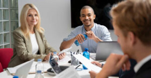 Reunião estratégica sobre distribuição de lucros em PME familiar