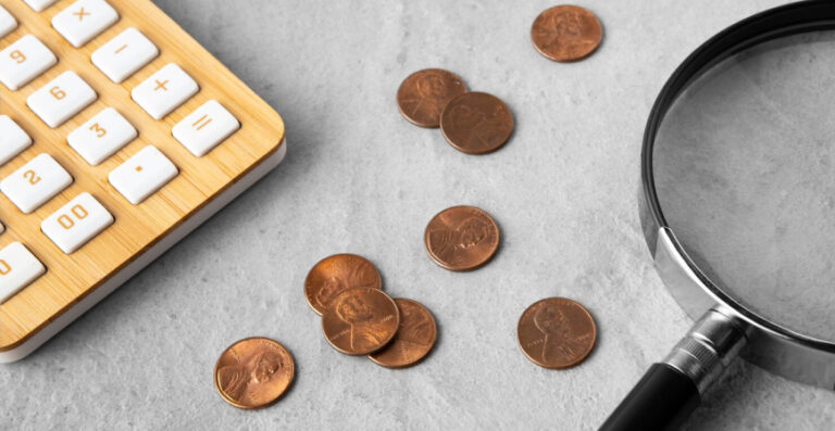 Reforma tributária e cálculo de impostos com lupa e moedas