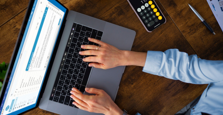 Empresário utilizando soluções de tecnologia contábil para otimizar a gestão financeira